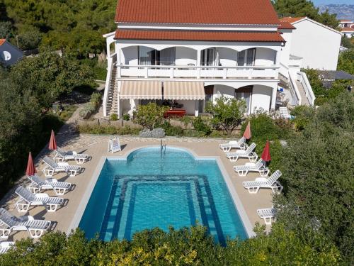 een luchtfoto van een resort met zwembad bij Apartment Luce by Interhome in Vir