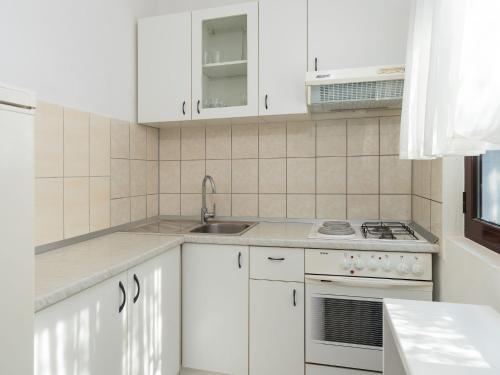 Kuchyň nebo kuchyňský kout v ubytování Holiday Home Nikolina by Interhome