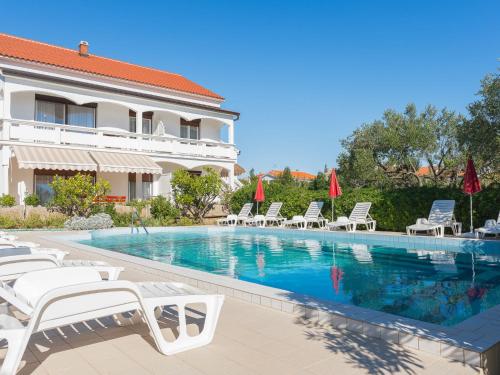 Bazén v ubytování Holiday Home Nikolina by Interhome nebo v jeho okolí