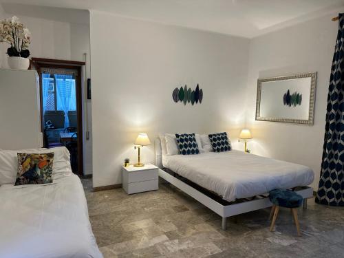 une chambre avec un lit et deux lampes dedans dans l'établissement Penthouse Salus sea view terrace, à Lido di Ostia