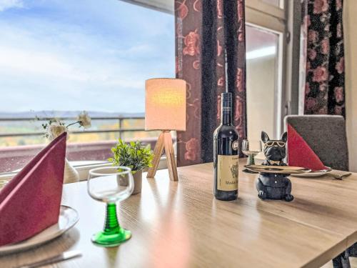 einen Tisch mit einer Flasche Wein und einem Glas in der Unterkunft Apartment B715 by Interhome in Lahnstein