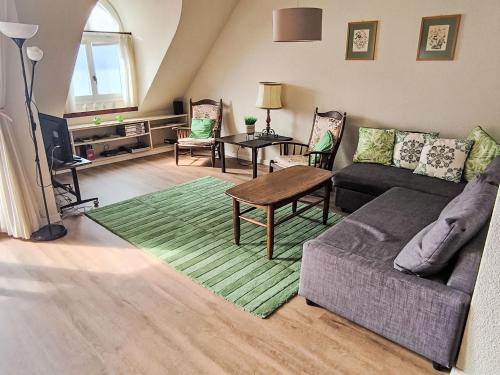 uma sala de estar com um sofá e uma mesa em Apartment Apartment 10 by Interhome em Weggis