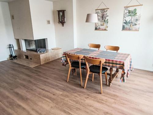 uma sala de jantar com mesa e cadeiras em Apartment Apartment 10 by Interhome em Weggis