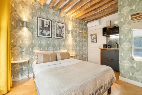 Historical apartment in the heart of Paris -7