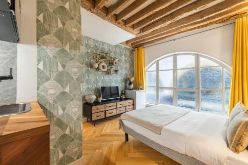 Historical apartment in the heart of Paris -7