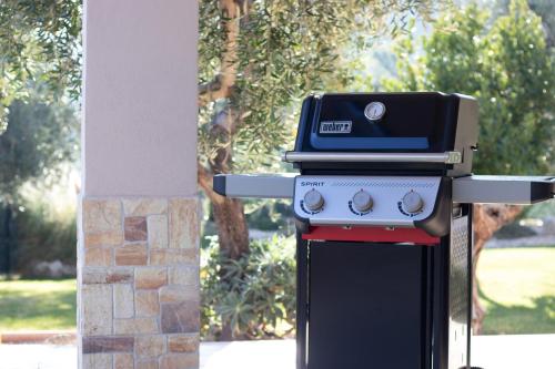 ein Grill auf einem Herd in der Unterkunft Villa Pasitea - Nature & Sea Retreat in Gargano, Puglia in Mattinata