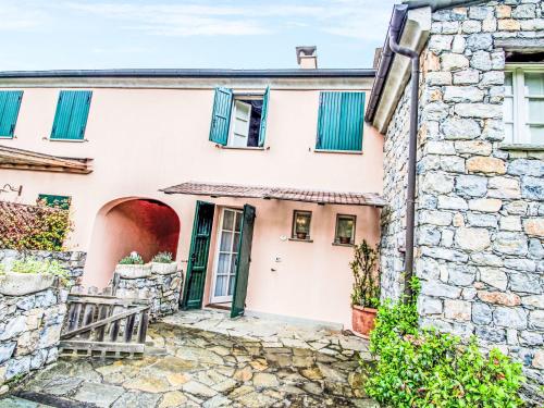 una antigua casa de piedra con persianas azules en Holiday Home Carlotta by Interhome, en Soviore