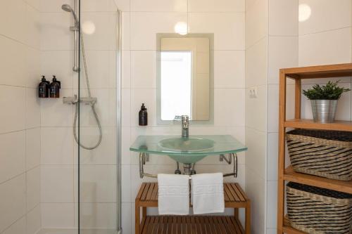 マラガにあるBe Mate Málaga Playaの洗面台とシャワー付きのバスルーム