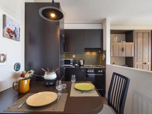 Η κουζίνα ή μικρή κουζίνα στο Studio Jeanne D'Arc Apt- A-8 by Interhome