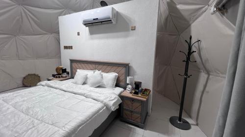 Postel nebo postele na pokoji v ubytování قبة سماء جبل شمس - qubat sama jabal shams