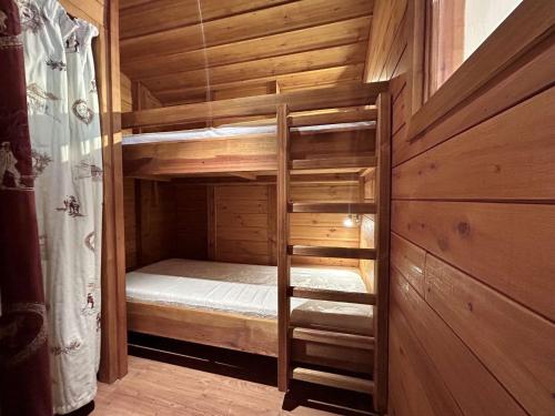 eine Holzhütte mit einem Etagenbett darin in der Unterkunft Studio lumineux 4 pers., balcon sud, pieds des pistes - Serre Chevalier - FR-1-330F-120 in Serre Chevalier