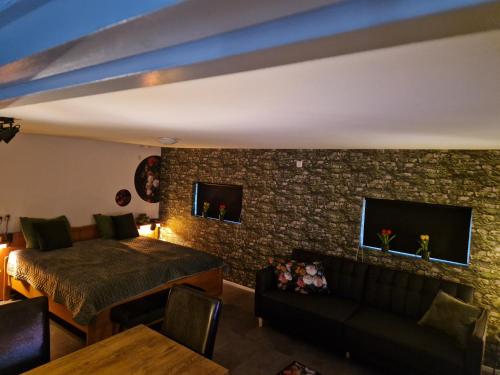 una sala de estar con una cama y un sofá en Grutsk op 12, en Drachten