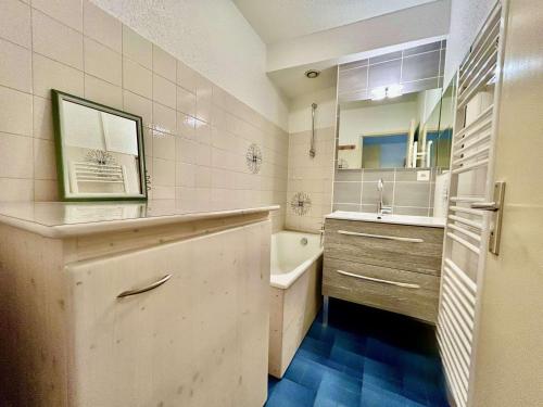 ein Badezimmer mit Badewanne und Waschbecken in der Unterkunft Charmant T2 avec coin montagne, 6 couchages, Monêtier les Bains, proche commerces et navettes ski - FR-1-330F-35 in Le Monêtier-les-Bains