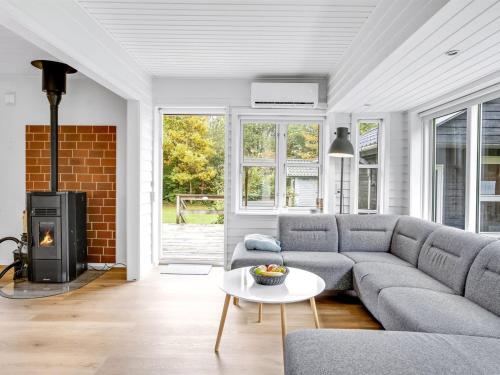 Una sala de estar con un sofá y una chimenea. en Holiday Home Siiri - 28km from the sea by Interhome, en Toftlund