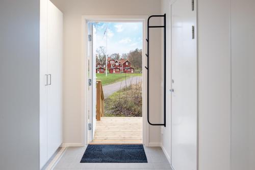 uma porta aberta com vista para uma casa em Skerike Golfhus em Västerås