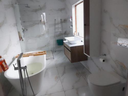 Ένα μπάνιο στο Mthembu Executive Accomodation