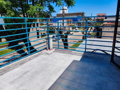 ein blauer Zaun, hinter dem eine Kuh steht in der Unterkunft Lo de Tina II in Florencio Varela