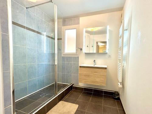 a bathroom with a shower and a sink at Appartement centrale à 100 m des plages Rue de Provence in Saint-Raphaël