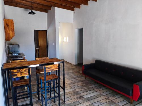 ein Wohnzimmer mit Tisch und Couch in der Unterkunft Lo de Tina II in Florencio Varela