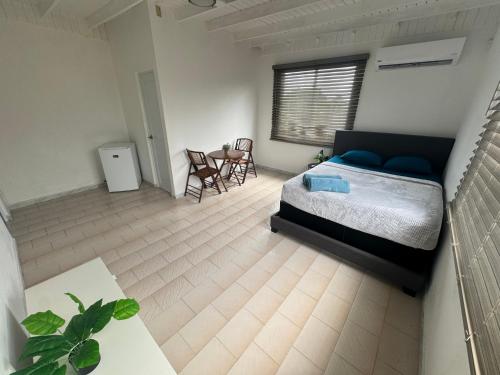 クレブラにあるDown Town Hotelのベッドとテーブルと椅子のある寝室