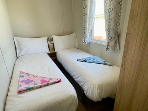 En eller flere senge i et værelse på Polperro Seaside Retreat