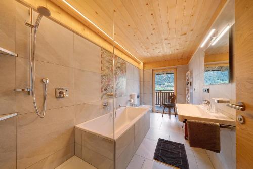 Un baño con bañera, ducha y lavabo. en Gögelehof, en Stulles