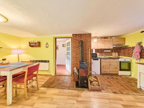 Kuchyň nebo kuchyňský kout v ubytování Holiday Home Chalupa u Tety Bystré by Interhome