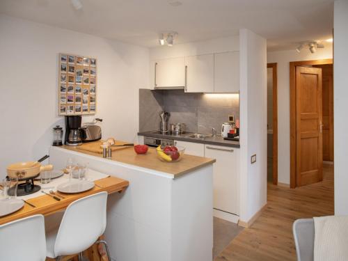 Η κουζίνα ή μικρή κουζίνα στο Apartment Arolla R01 by Interhome