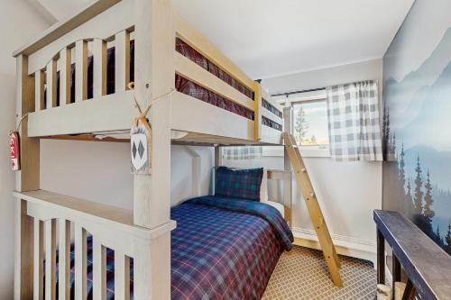 - une chambre pour enfants avec des lits superposés et un lit dans l'établissement Trail Creek 60, à Killington Village