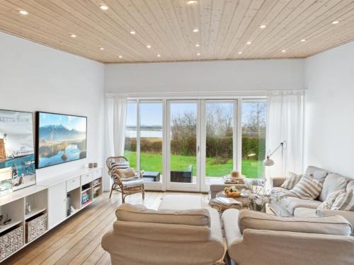 TV a/nebo společenská místnost v ubytování Holiday Home Eero - 175m to the inlet by Interhome