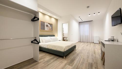 Un dormitorio con una cama y un escritorio. en Street316, en Cinisi