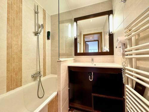 Ένα μπάνιο στο Lumineux F2 avec terrasse & piscine, Fréjus-Port