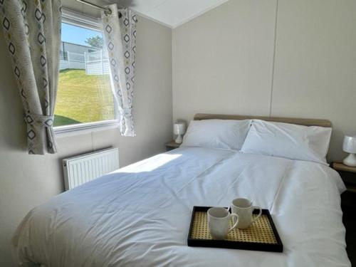 En eller flere senge i et værelse på Polperro Seaview Retreat