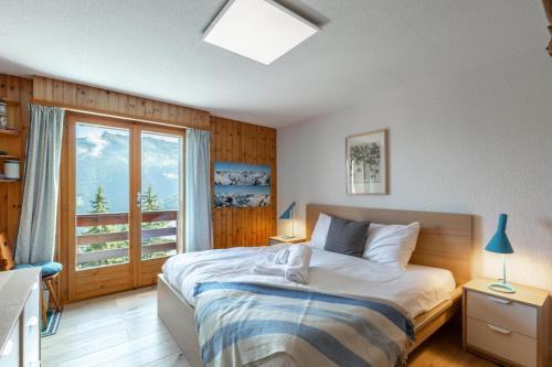 ラ・ズマにあるLes Lupins Apartment | 17のベッドと大きな窓のある寝室