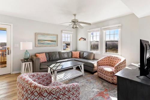 een woonkamer met een bank en twee stoelen bij CAC-18B - Snapper in Buxton