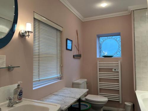 Koupelna v ubytování Seaside garden flat in Kemp Town