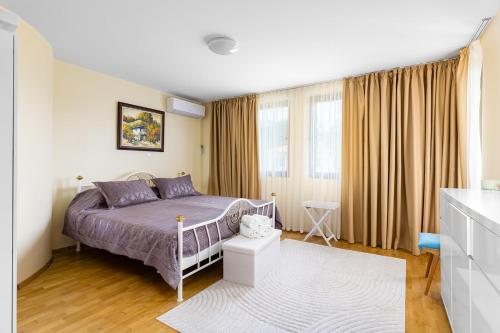 En eller flere senge i et værelse på Vila Lotos