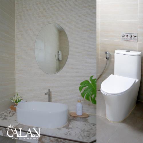 a bathroom with a white toilet and a mirror at ALAN Pool Villa Bangsaen อารัญ พูลวิลล่า บางแสน in Ban Bang Saen (1)