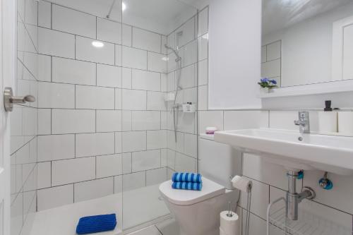 un bagno bianco con un water e un lavandino di Coral Bliss a Corralejo