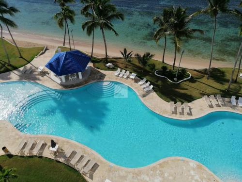 an overhead view of a pool with chairs and a beach at El Sueño, Breathtaking Ocean Front, Juan Dolio in Guayacanes