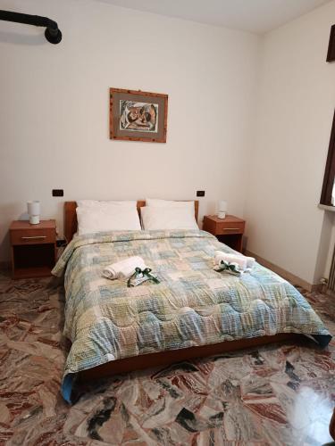 ein Schlafzimmer mit einem Bett, auf dem zwei Handtücher liegen in der Unterkunft Al Centrale in Alano di Piave