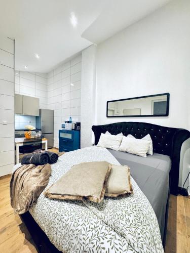 Postel nebo postele na pokoji v ubytování Modern Studio Apartment in Central Vienna