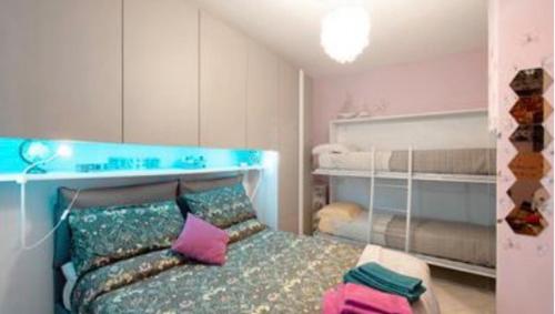 Un dormitorio con una cama con cabecero azul. en zena, en Génova