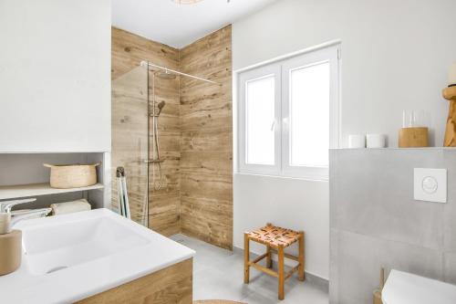 Ένα μπάνιο στο De Vos Apartments met zwembad, op loopafstand van Jan Thiel