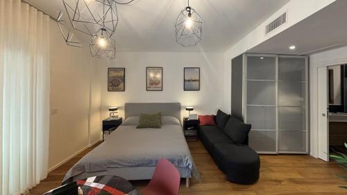 une chambre avec un lit et un canapé dans l'établissement il tuo bnb bovio28 - Full home e Park, à Bari