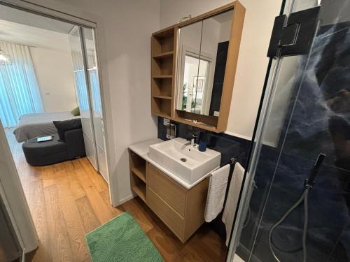 une salle de bain avec lavabo et douche dans l'établissement il tuo bnb bovio28 - Full home e Park, à Bari