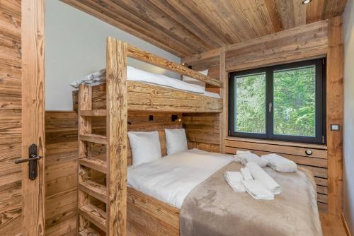a bedroom with a bunk bed in a log cabin at Penthouse Croix de Coeur in Riddes