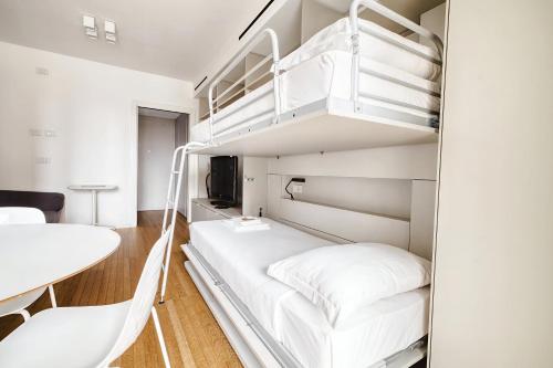 Torre Milano - Gym Pool & View - Central Station District