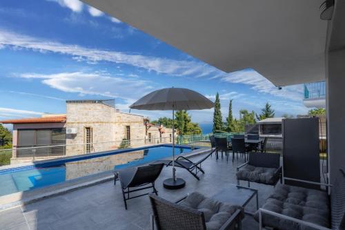 Πισίνα στο ή κοντά στο Sun & Splash Villa by Golden Host