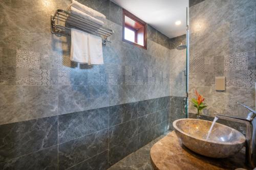 a bathroom with a sink and a shower at Villa Ban Hien in Hiếu Nhơn